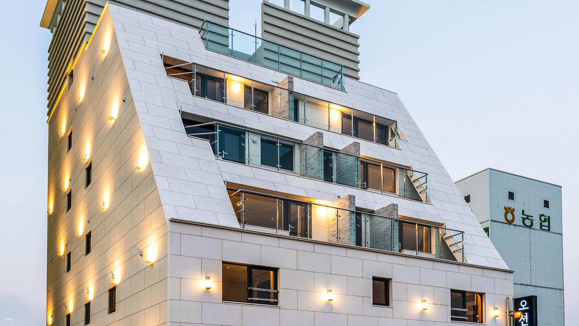 Discover relaxation at Jagalchi Haesutang in Busan where pristine seawater and soothing hot springs await. Enjoy body scrubs and massages for the ultimate rejuvenation experience.